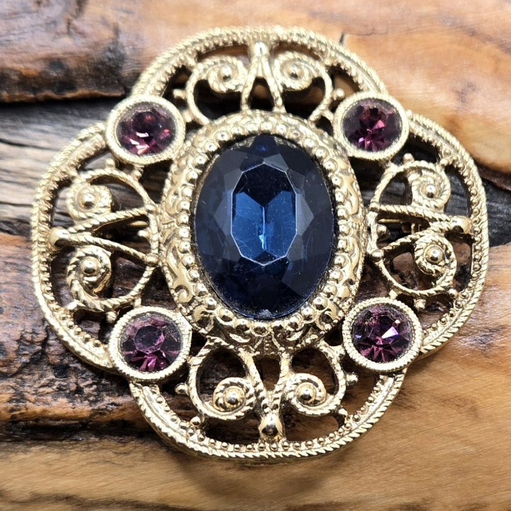 1928 Brand  Brooch Gold Tone w/ Purple Glass Stones & Acrylic Ctr